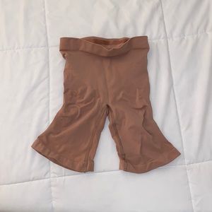 SCULPTING SHORT MID THIGH W/ OPEN GUSSET
